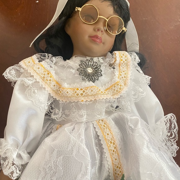 Beautiful black Porcelain doll - Picture 6 of 16